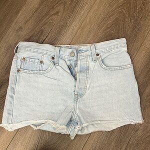 LEVIS LIGHT WASH CUT OFF DENIM SHORTS